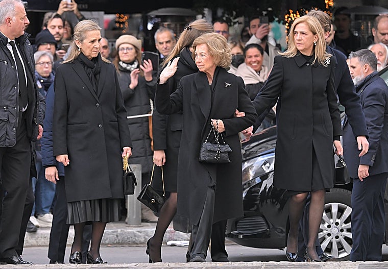 La Reina Sofía, acompañada de su hijas Elena y Cristina