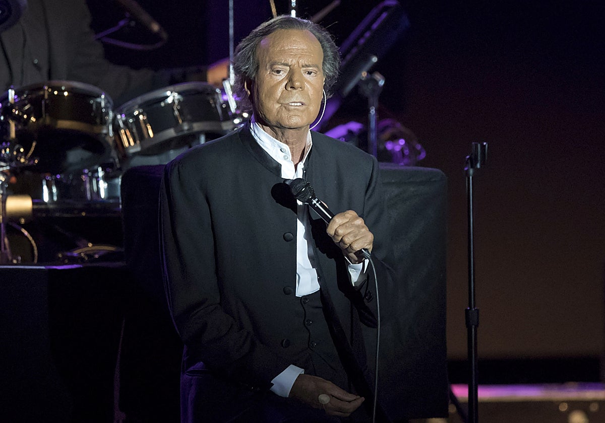 Julio Iglesias tendría «grabaciones» y testigos que prueban que ofrecieron dinero a sus exempleadas para denunciarle por agresión sexual