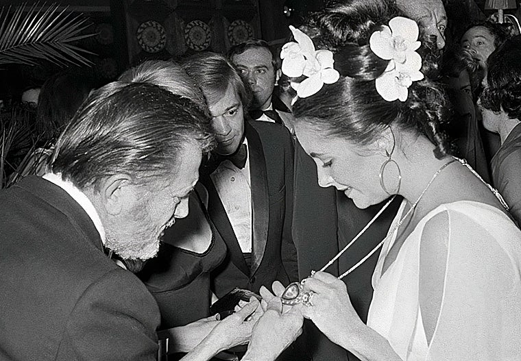 Uma atriz exibe uma joia, 1972.