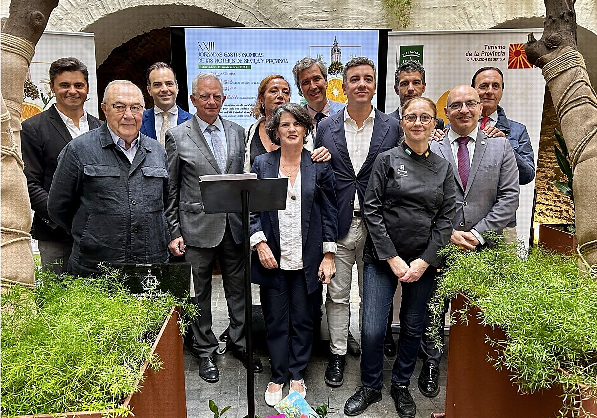 Foto de familia de los organizadores y representantes institucionales durante la presentación de las jornadas