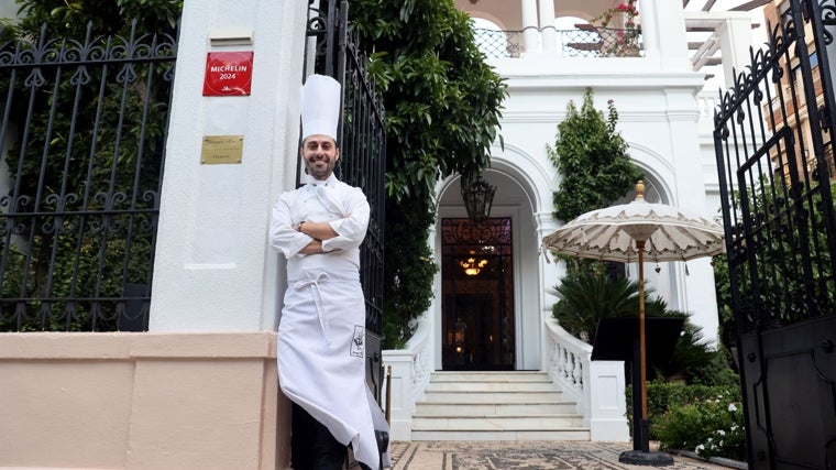 Juanjo Ruiz, ante la fachada del palacete de la avenida de Cervantes que fue casa de Manolete