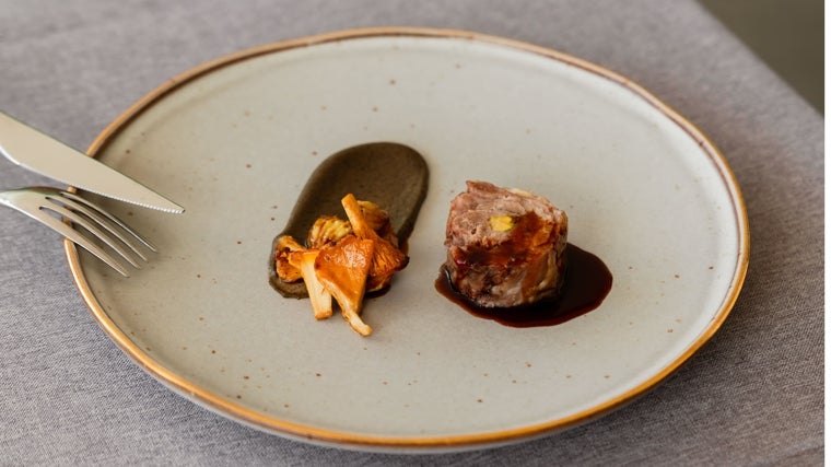 Cuello de chivo, castaña y chantarelas, el plato de Cristina Cánovas y Diego Aguilar, del restaurante Palodú para estas jornadas