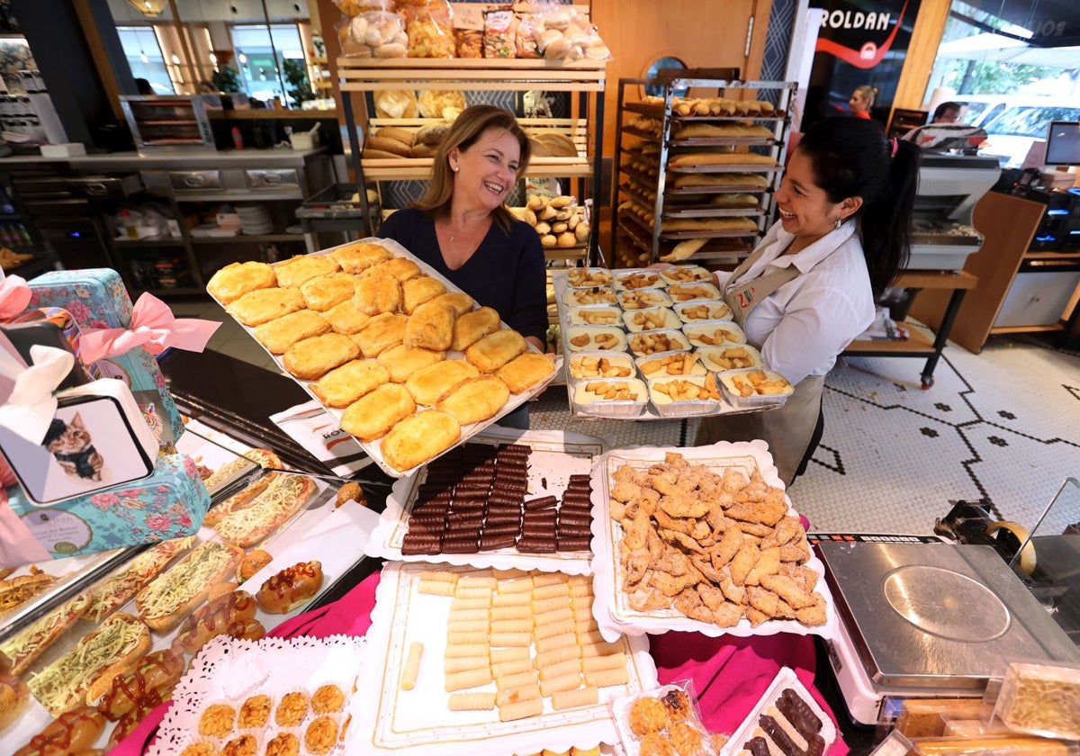 Variedad de dulces típicos de noviembre, gachas, huesos de santo, en Roldán de Gran Capitán