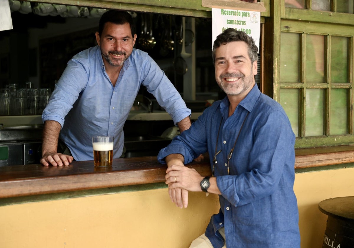 El hostelero Juan Palomo en la Peña Bética de San Clara junto a su amigo Álvaro Vélez (izda.)