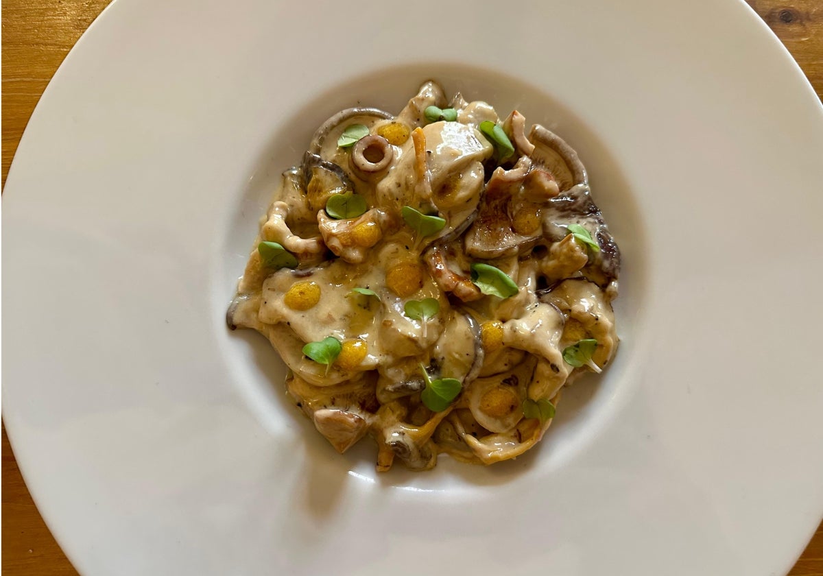 Salteado de setas -chantarelas, angulas de monte, níscalos y boletus de pino- con crema de nata, trufa de otoño, lima, soja y toques de yema tostada, un plato de La Casa del Tigre esta temporada