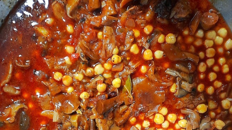 Olla de garbanzos níscalos, gurumelos y trufa negra