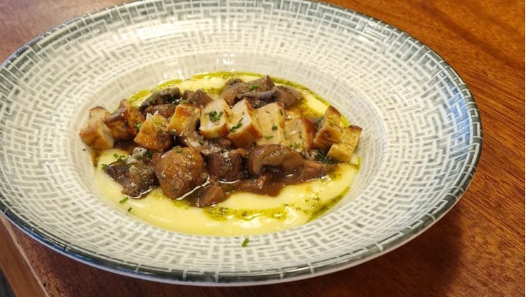 Cremoso de patata con guiso de setas y escalope de foie