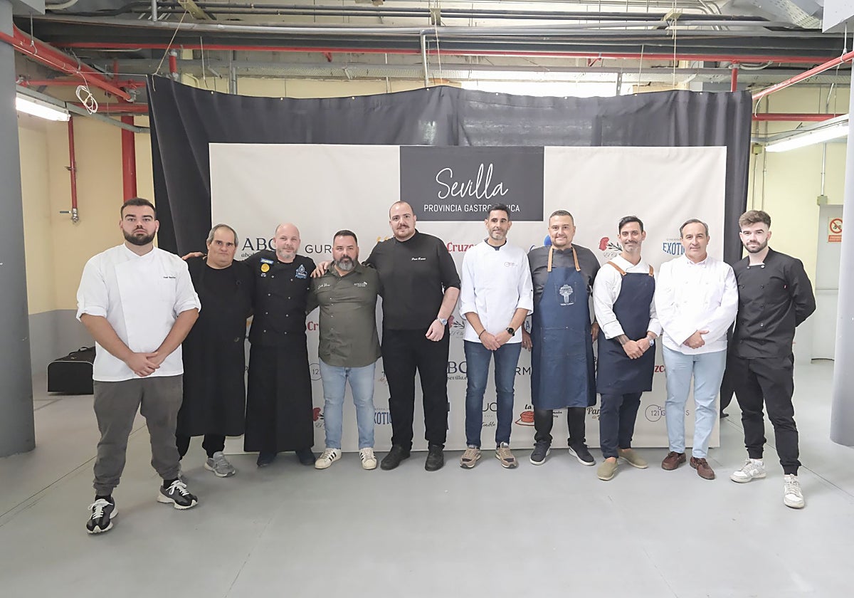 Foto de familia de los hosteleros y cocineros que han participado en las Jornadas Sevilla Provincia Gastronómica
