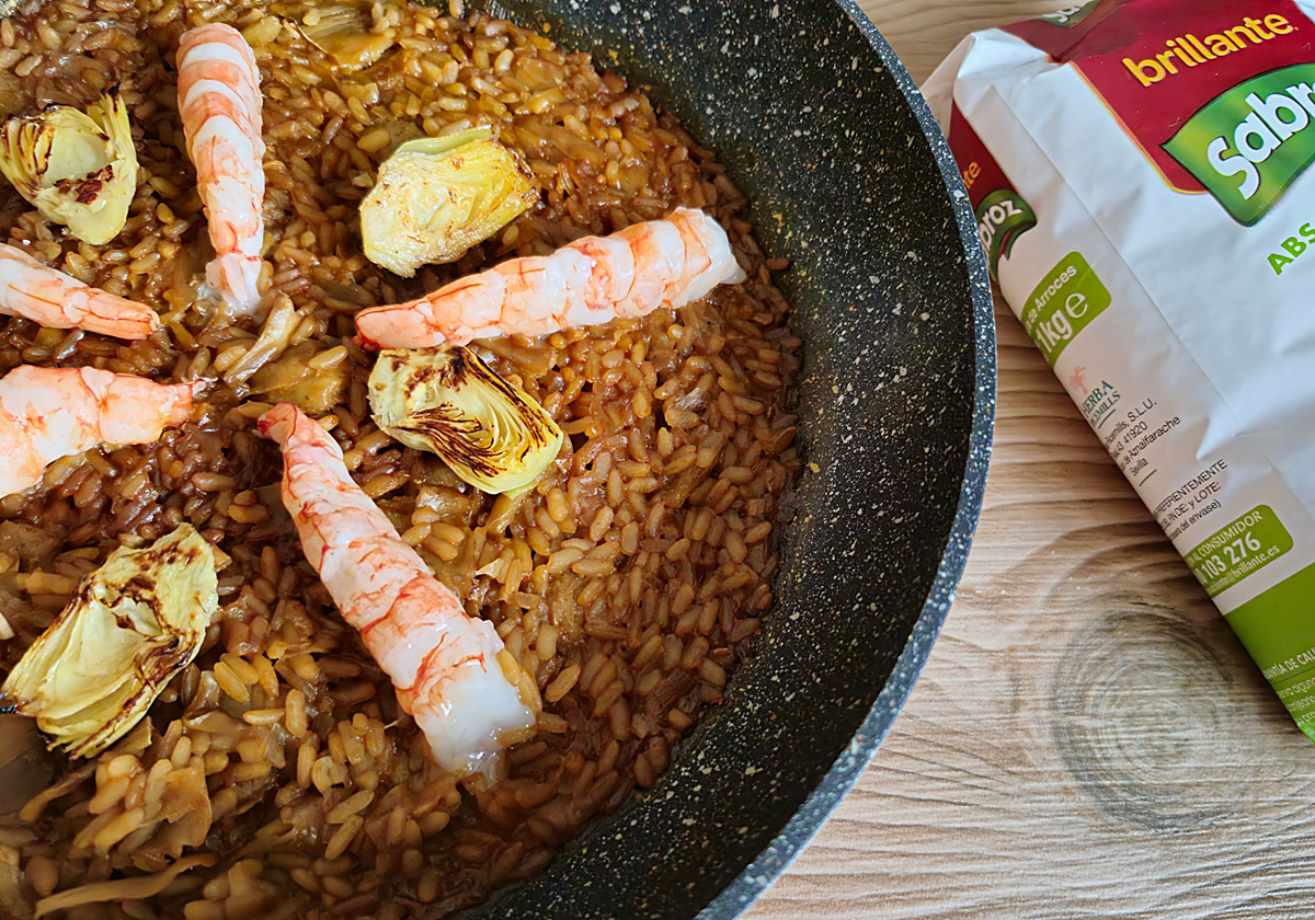 Arroz Brillante de alcachofas y gambones