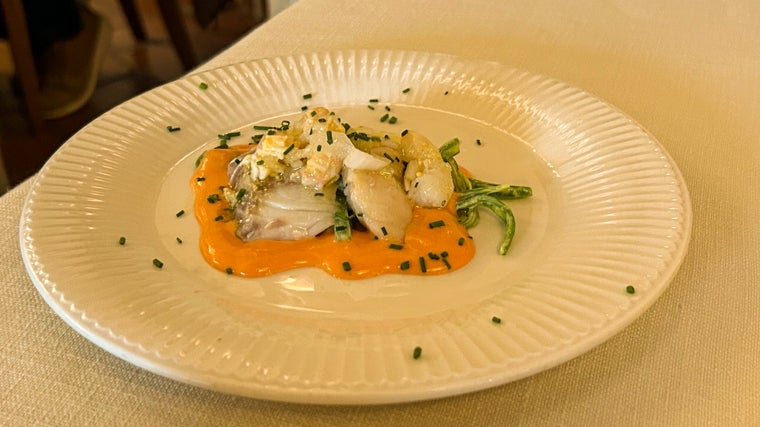 Lubina marinada, compota de tomate y tirabeques con emulsión de mostaza