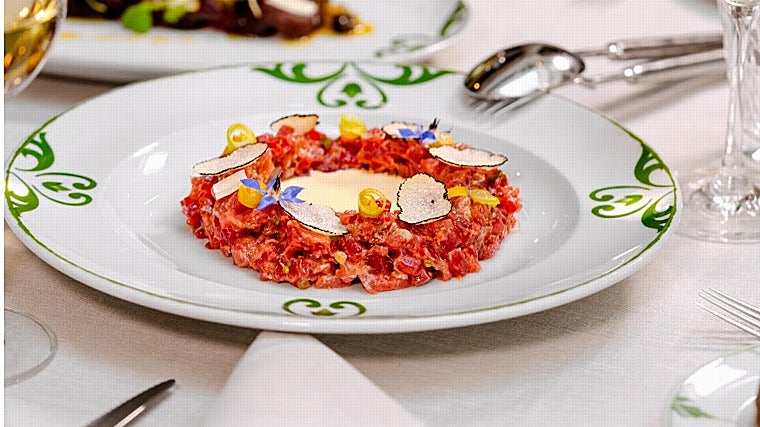 Tartar de atún con crema de huevos fritos y trufa