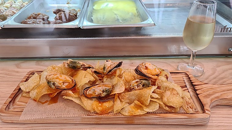 Mejillones gigantes en escabeche con patatas fritas