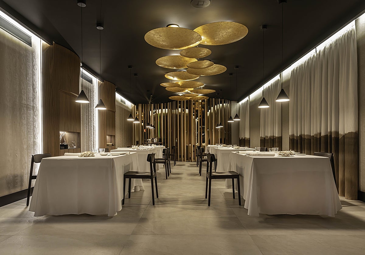 Sala del nuevo restaurante Skina, con dos estrellas Michelin en Marbella, de Marcos Granda