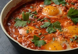 Shakshuka. Tomate especiado con huevos y pan integral