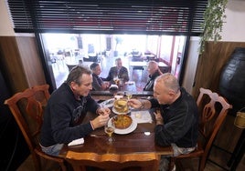 Comer al otro lado del río en Córdoba, bares y restaurantes clásicos con el sabor de siempre