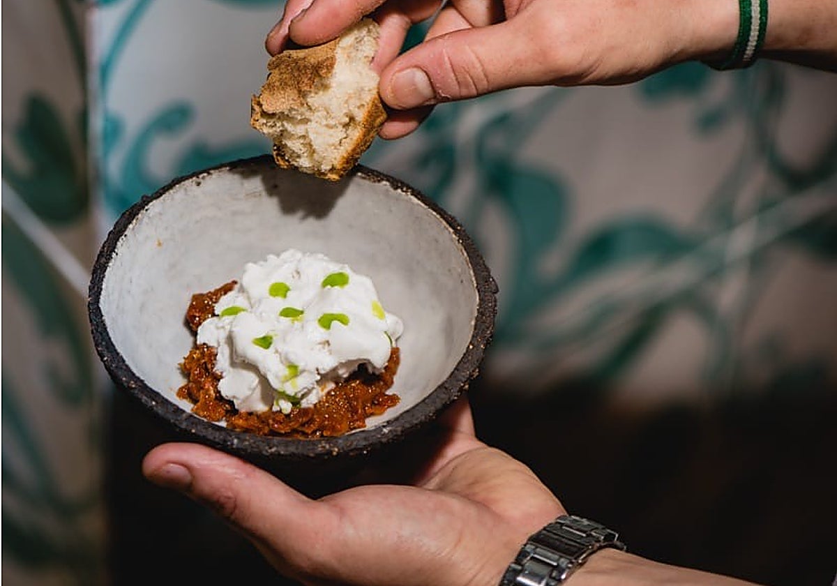 Leartá pone el acento sevillano a la cena solidaria de Tohqa para apoyar a los afectados por la DANA