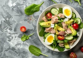 La cena saludable que puedes hacer con una lata de atún en un solo minuto y sin calor