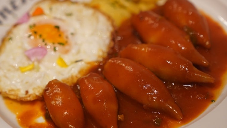 Chipirones, huevo y tomate