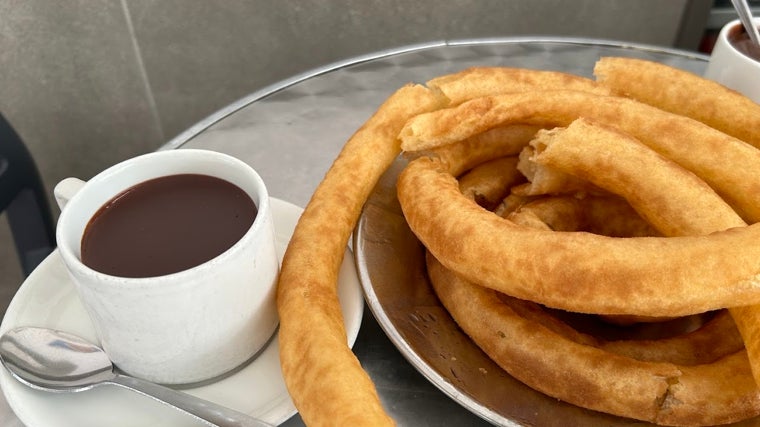Churros con chocolate de Churrería Marbella