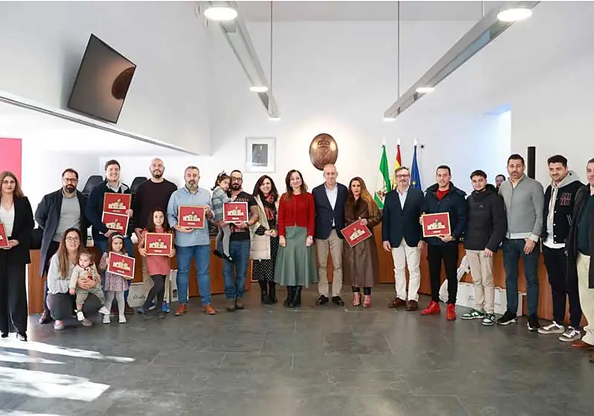 El alcalde de Tomares, José María Soriano, junto a los galardonados en la Ruta de la Tapa 2024