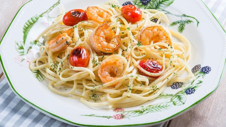 Espaguetis picantes con langostinos