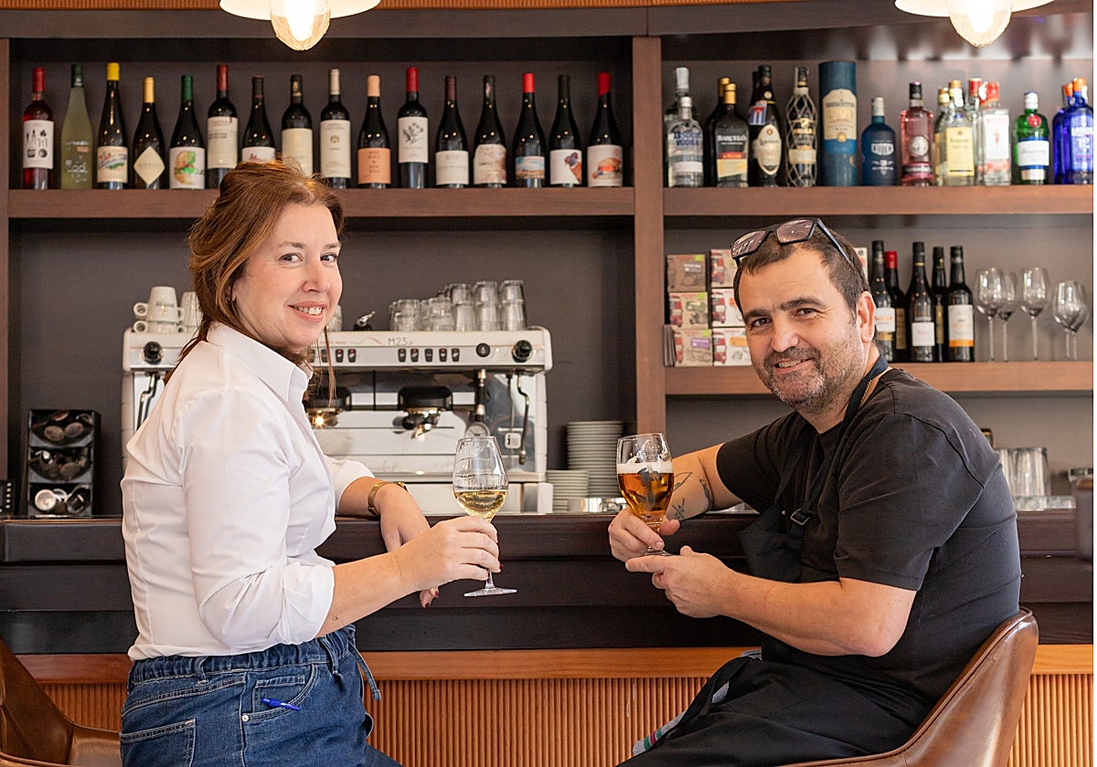 Carolina Jurado y Tue García, propietarios de este nuevo espacio, y del restaurante 12 Tapas en Castilleja de la Cuesta