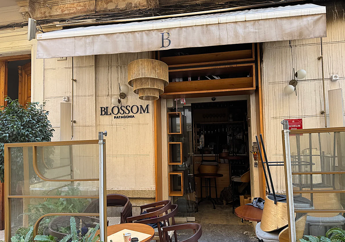 a fachada de Blossom lucía las marcas del humo por el fuego en el interior