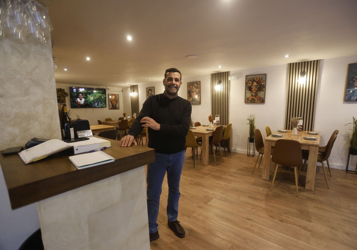 Jesús Jurado posa en el interior del restaurante María Vinagres, en la calle Doce de octubre