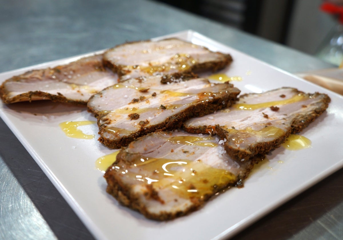 Chacinas, salazones, montaditos y marisco fresco cocido, acompañadas de una Cruzcampo helada es la apuesta de La Sevillana