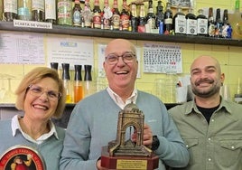 Manuel Martínez se jubila tras «toda una vida» en el icónico Bar El Correo de Córdoba