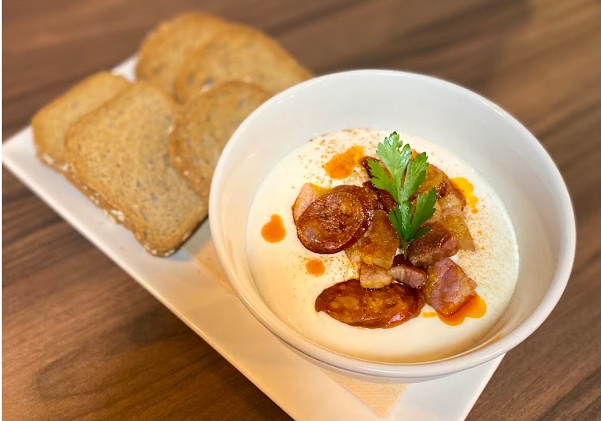 La Sita propone todo tipo de tapas, montaditos y guisos caseros, como este hummus de cocido con judiones blancos y carne del cocido