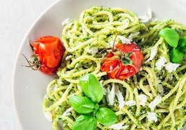 Pasta integral con pesto y salteado de cherrys