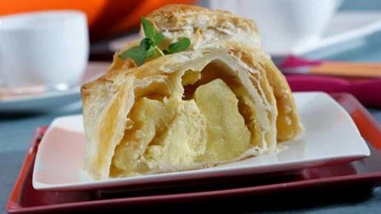 Manzanas rellebas de crema en hojaldre