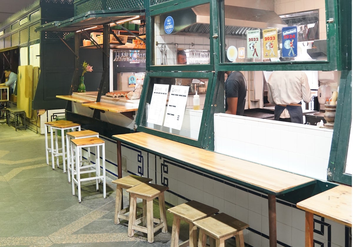 Condendê es un puesto del Mercado de Feria donde disfrutar de un tapeo informal con sabores del mundo