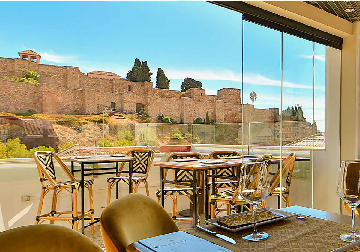 Batik, con vistas a la Alcazaba, es uno de los restaurantes que recomendamos para celebrar San Valentín en Málaga