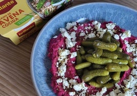 Ensalada con hummus de remolacha y copos de avena Brillante