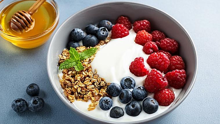 Desayuno con arándanos, otros frutos rojos y yogur
