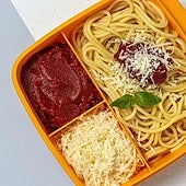 Adiós a frotar: la forma más efectiva de limpiar un tupper manchado de tomate