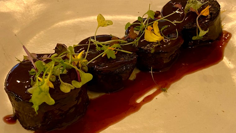 Morcilla de Burgos de Angus con salsa de peras al vino
