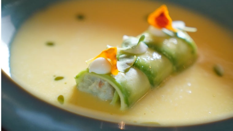 El canelón de aguacate y langostino con crema de maíz fresco acevichado es uno de los grandes clásicos de la casa