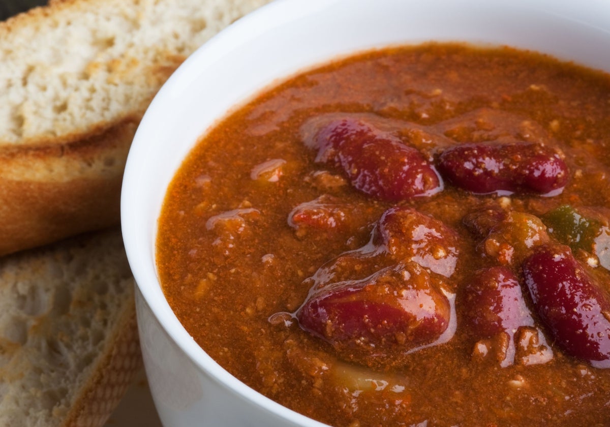 Chili con alubias y verduras con pan integral