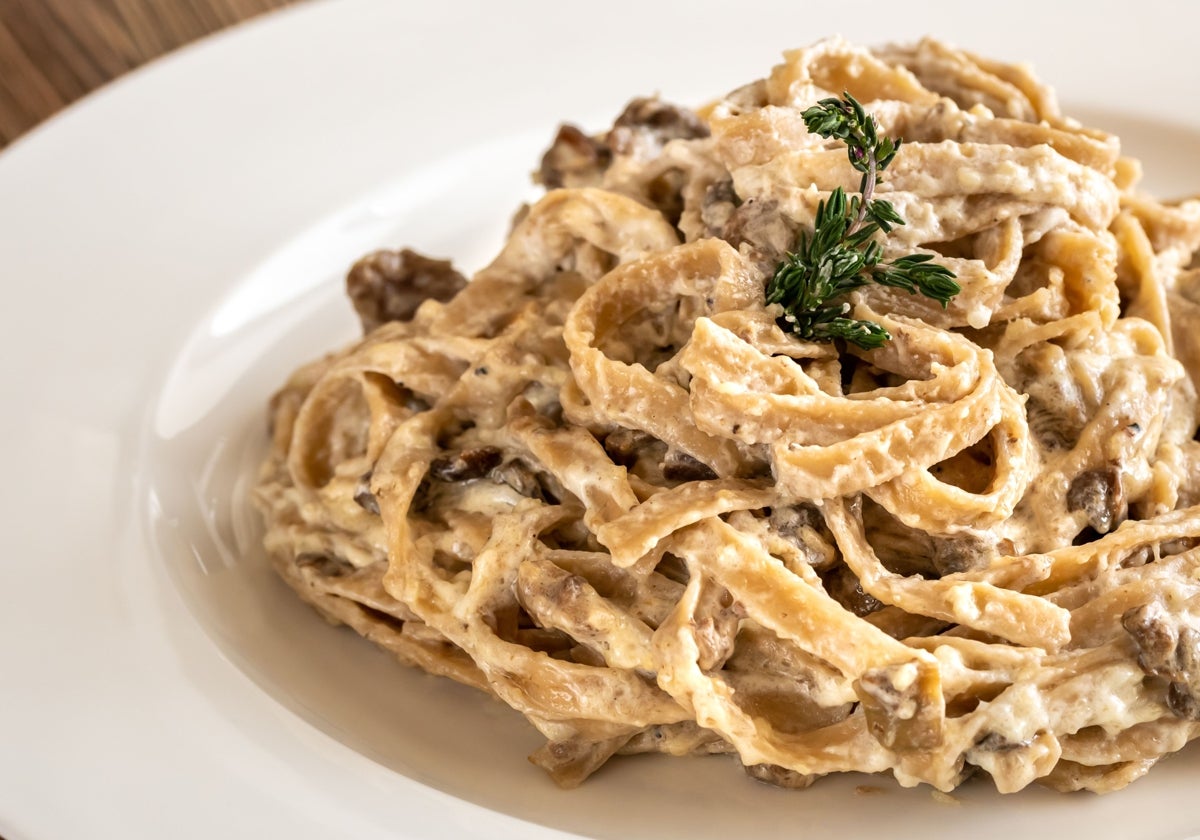 Espaguetis en salsa de ricotta y nueces con champiñones
