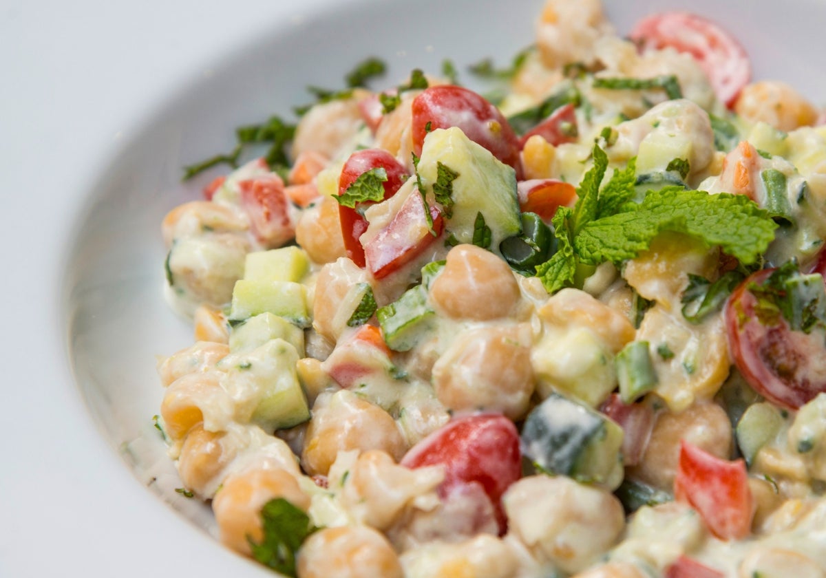 Ensalada de garbanzos crujientes con queso de cabra, fresas y pepino