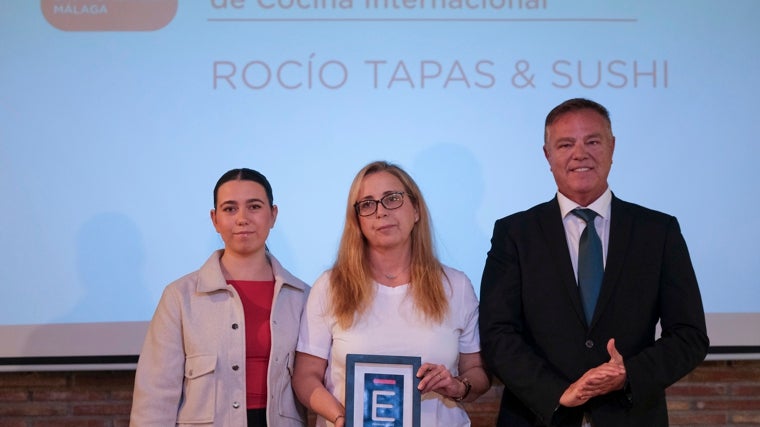 María José Mezcua, propietaria, y su hija Rocío García, junto a Diego Benítez, gerente de Café Santa Cristina