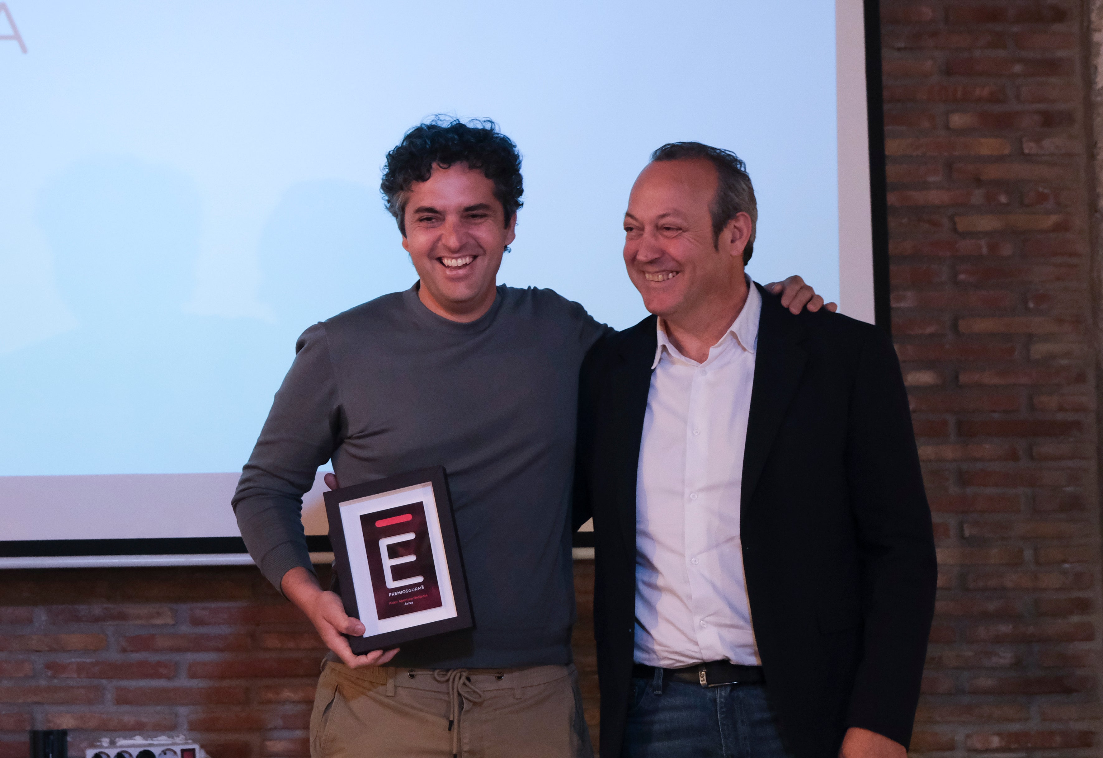 Juan José Carmona, de Aviva, junto a Francisco Javier García, director agrícola de Frutas y Verduras Eladio