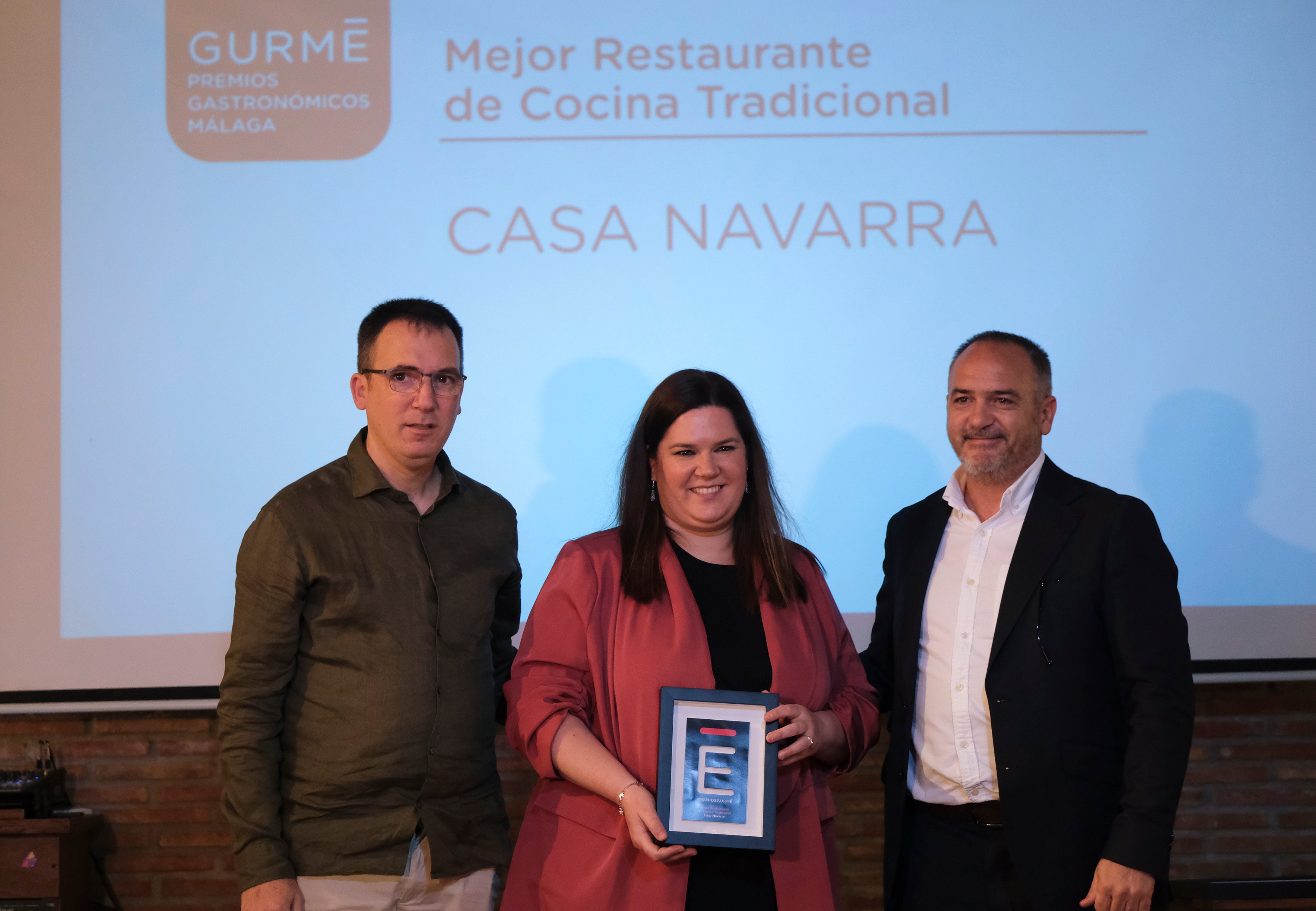 Asier Herrero y Leire Herrero, de Casa Navarra, junto a Adrián Molina, de la Delegación Comercial de Málaga de CocaCola