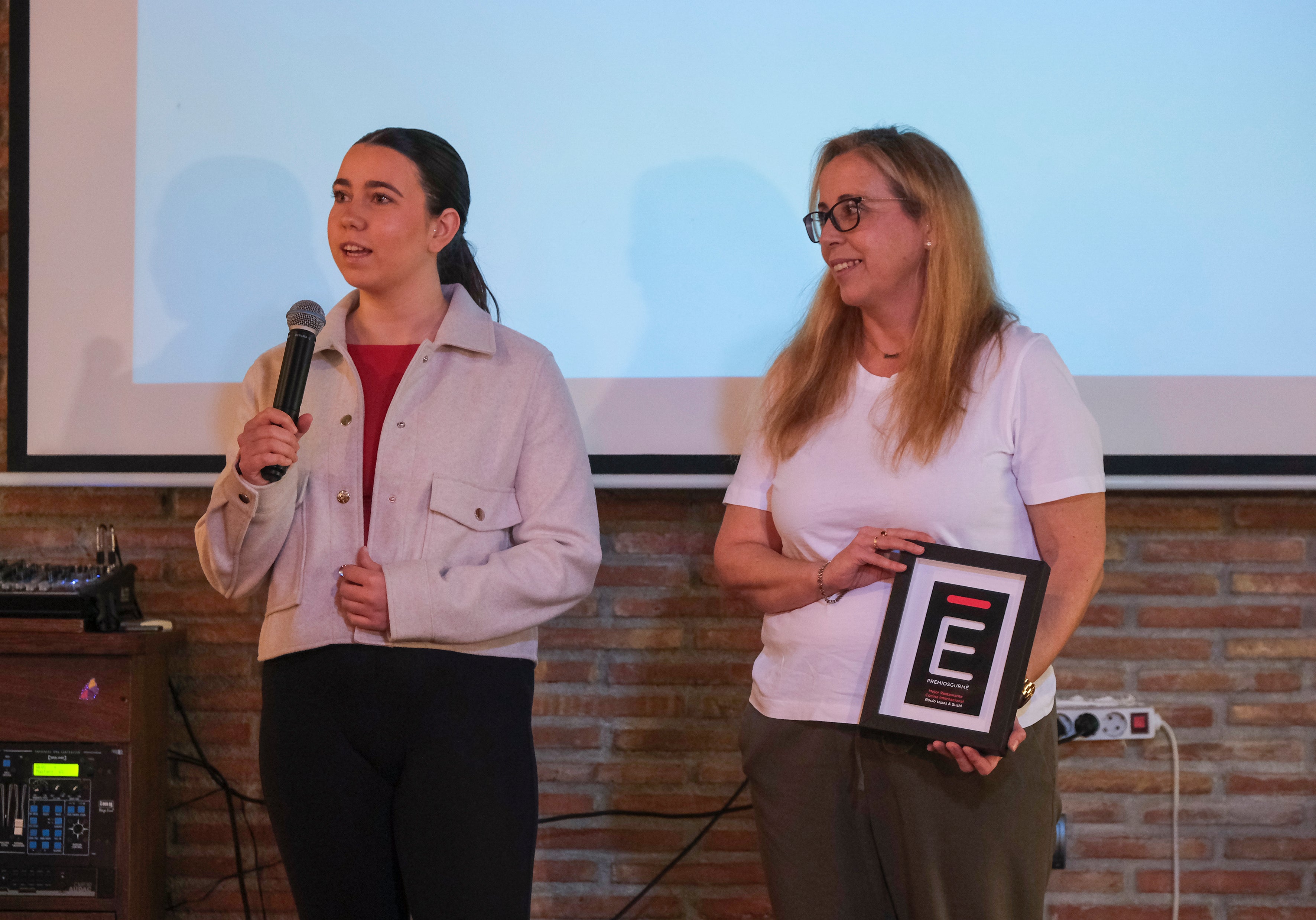 María José Mezcua, propietaria y su hija Rocío García