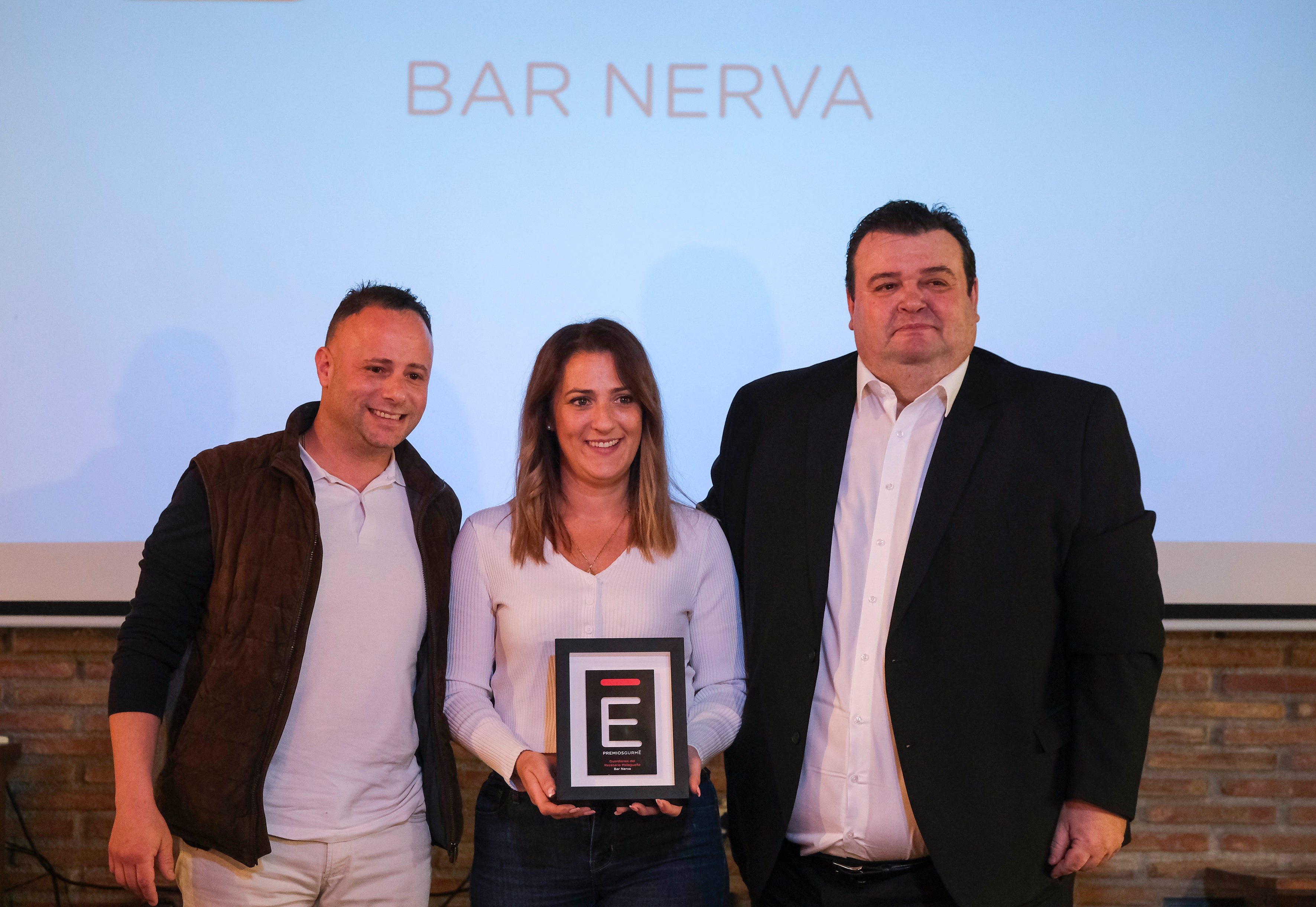 María del Mar Soriano y David Párraga, propietarios de Bar Nerva, junto a Carlos Mateos, editor de GURMÉ Málaga