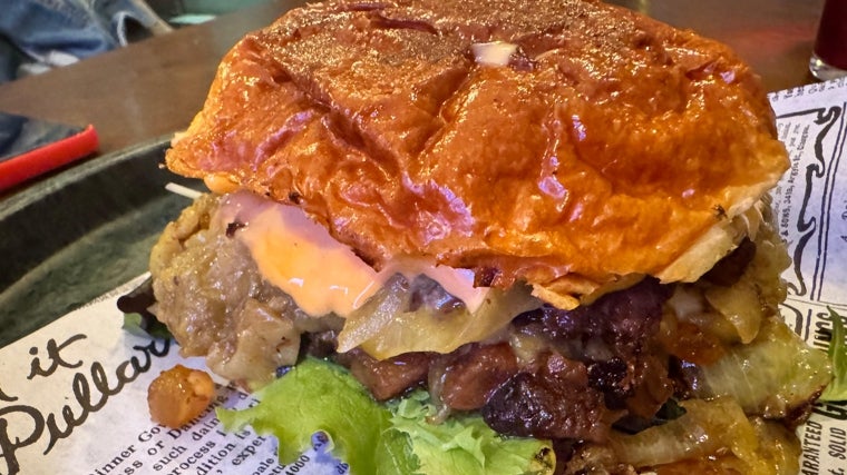 Smash burger de simmental de La Alvaroteca en Málaga