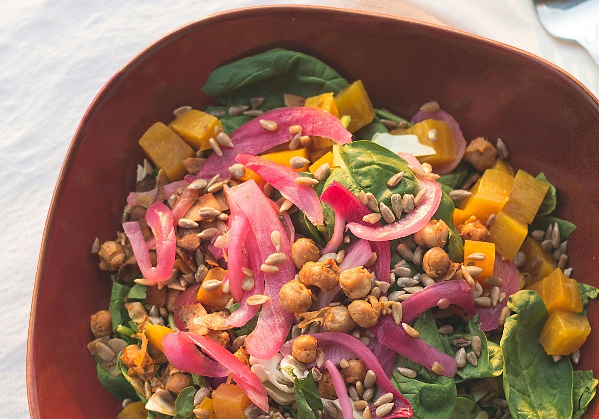 Ensalada de kale con garbanzos, pasas y remolacha
